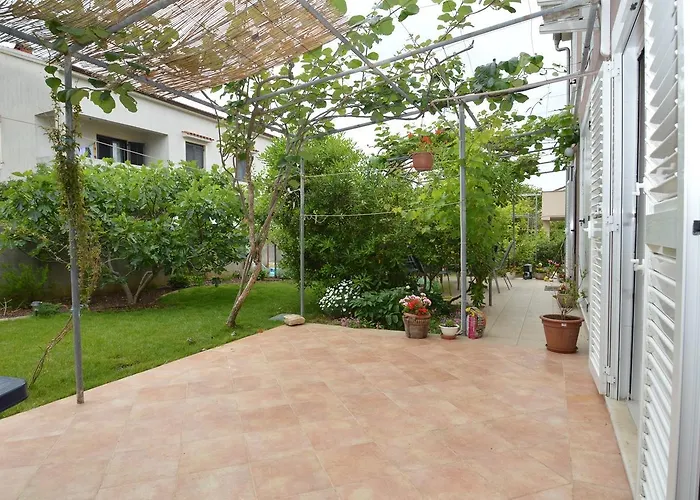 Apartament With Garden - Ana 1 *