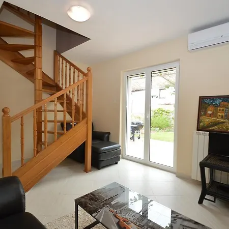 Apartment With Garden - Ana 1 *