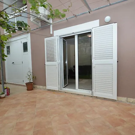 With Garden - Ana 1 Apartment Mali Losinj