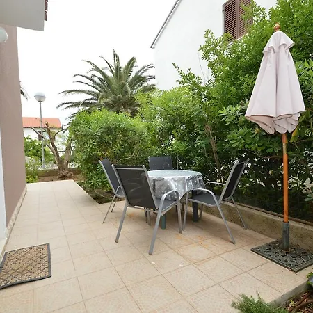 Apartment With Garden - Ana 1 *