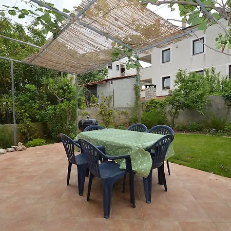 Apartment With Garden - Ana 1 *