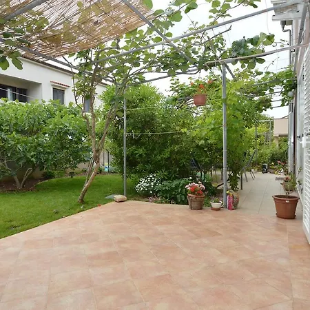 Apartment With Garden - Ana 1 *